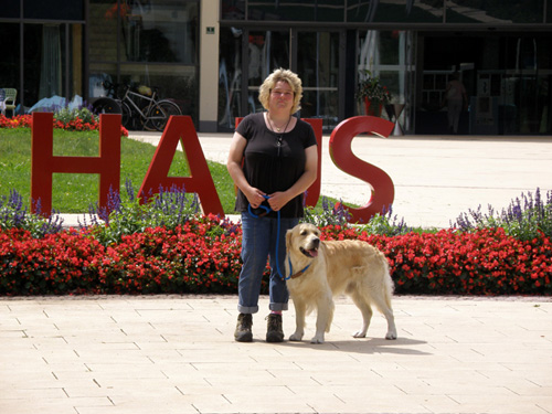 Nicole und Anouk vor dem Kurhaus in Oberstdorf